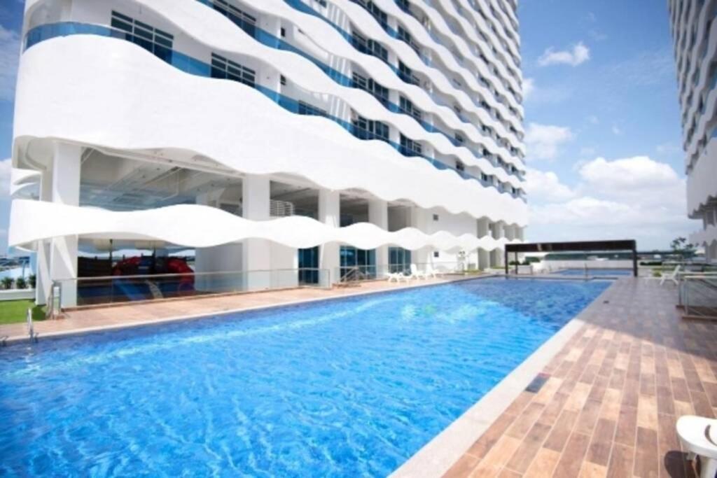 Apartament The Wave - Kota Laksamana -- Pool View -- 6 Pax Melaka Zewnętrze zdjęcie